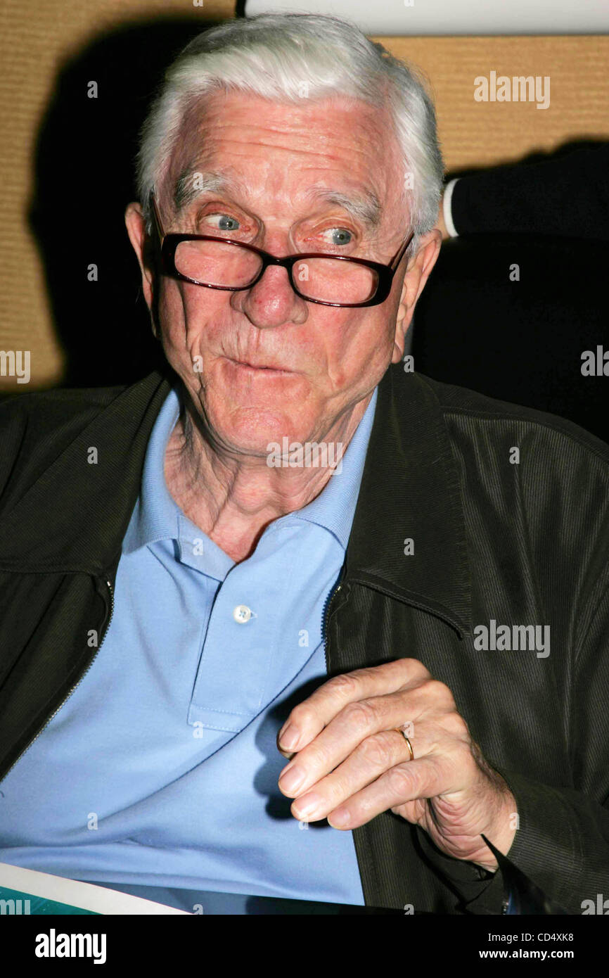 24. Oktober 2008 - New York, New York, US - K60210RM. CHILLER THEATER EXPO IM HILTON PARSIPPANY HOTEL IN NEW JERSEY 24.10.2008 (TAG 1).       2008.LESLIE NIELSEN. (Kredit-Bild: © Rick Mackler/Globe Photos/ZUMAPRESS.com) Stockfoto