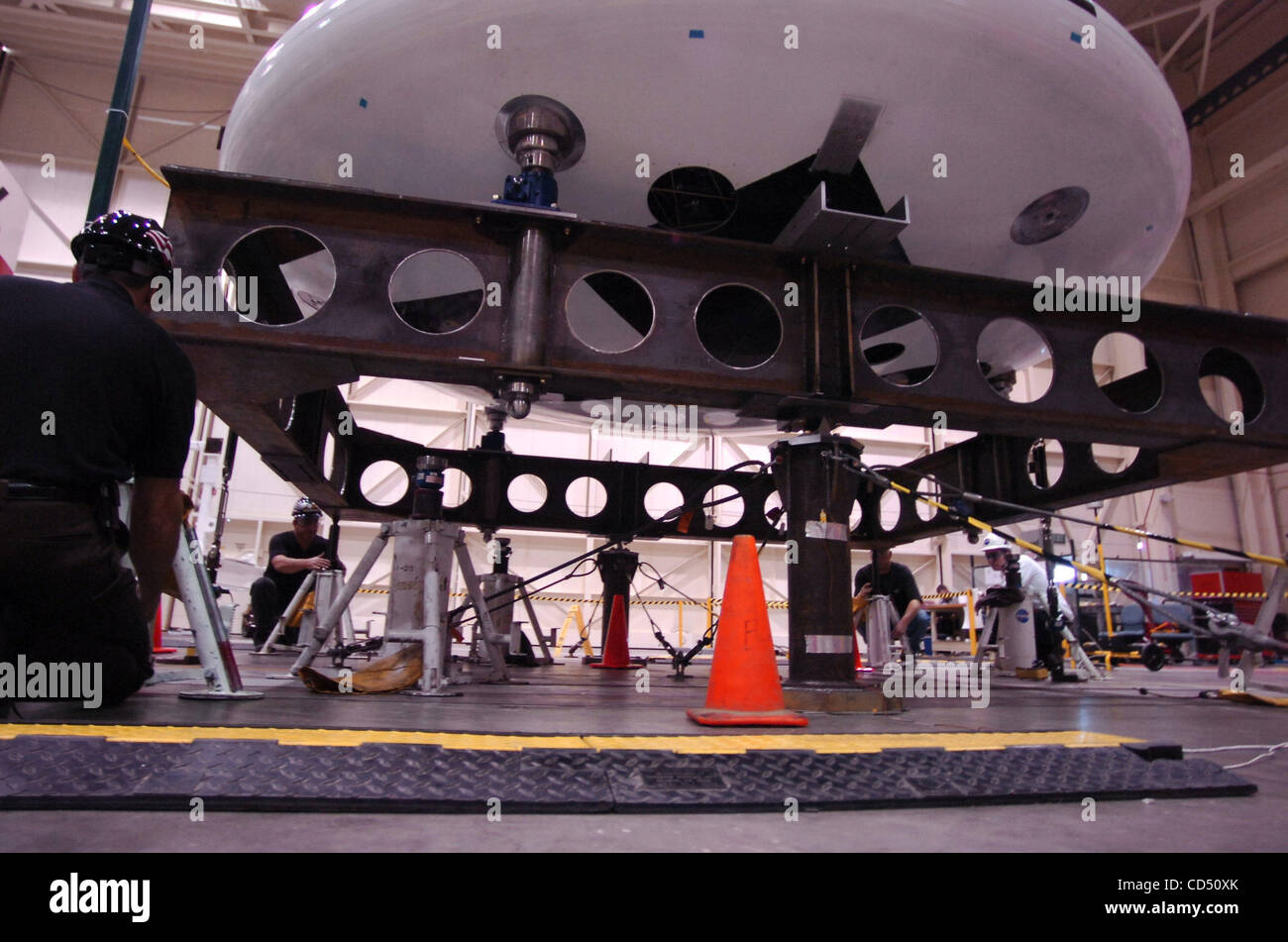 29.10.08 - METRO - EDWARDS AFB - ORION - NASA-Ingenieure überprüfen Sie das Gewicht und die Balance beim Testen des Orion Crew Exploration Fahrzeugs auf dem Dryden Flight Research Center auf der Edwards Air Force Base, Mittwoch, 29. Oktober 2008. Eric Reed/Fotografin Stockfoto