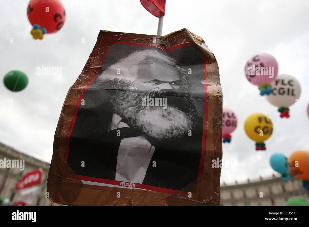 Rom - 30 Oktober: Ein Porträt von Karl Marx während der Studenten demonstrieren auf den Straßen am 30. Oktober 2008 in Rom, Italien. Die Studenten protestieren gegen Kürzungen bei Bildungsfonds als Gesetz durch Dekret Nummer 133 von Maria Stella Gelmini, Bildung von Berlusconi regieren Stockfoto