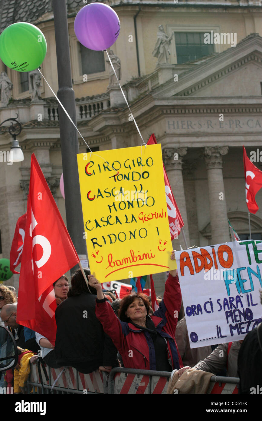 Rom - 30 Oktober: Einen Studenten demonstrieren auf den Straßen am 30. Oktober 2008 in Rom, Italien. Die Studenten protestieren gegen Kürzungen bei Bildungsfonds als Gesetz durch Dekret Nummer 133 von Maria Stella Gelmini, Bildung von Berlusconi regieren Stockfoto