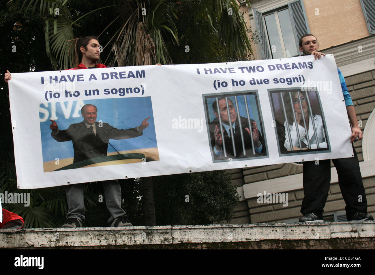 Rom - 30 Oktober: Einen Studenten demonstrieren auf den Straßen am 30. Oktober 2008 in Rom, Italien. Die Studenten protestieren gegen Kürzungen bei Bildungsfonds als Gesetz durch Dekret Nummer 133 von Maria Stella Gelmini, Bildung von Berlusconi regieren Stockfoto