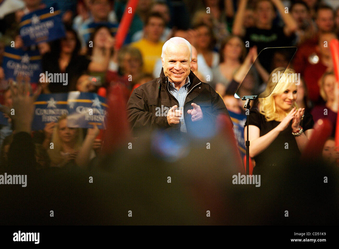 Republikanische Präsidentschafts Kandidat John McCain betritt die Bühne bei einer Kundgebung an Mentor High School im Nordosten Ohios... Stockfoto