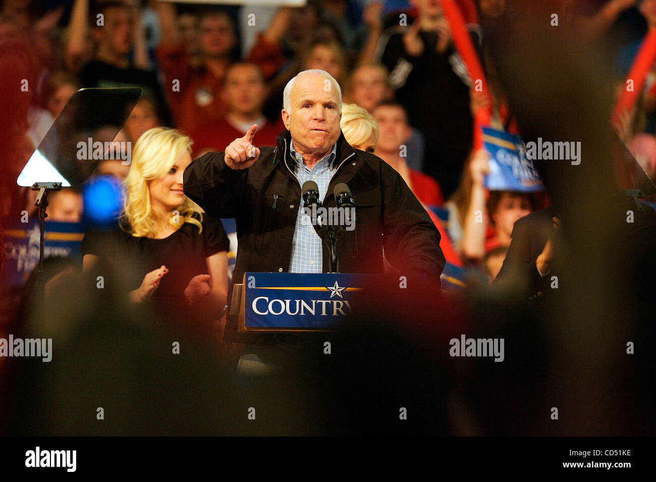 Republikanische Präsidentschafts Kandidat John McCain spricht während einer Kundgebung an Mentor High School im Nordosten Ohios. Stockfoto