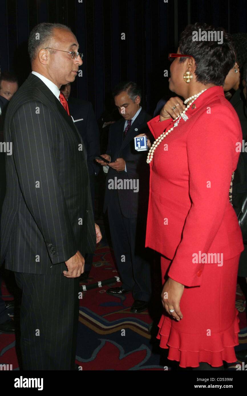 4. November 2008 - New York, New York, USA - PARTY für NEW YORK Demokraten BARACK OBAMA feiern gewinnen. IM SHERATON HOTEL, NEW YORK New York 04.11.2008.  -2008.WILLIAM THOMPSON UND JOHANNA CLARK. K60340ML (Kredit-Bild: © Mitchell Levy/Globe Photos/ZUMAPRESS.com) Stockfoto