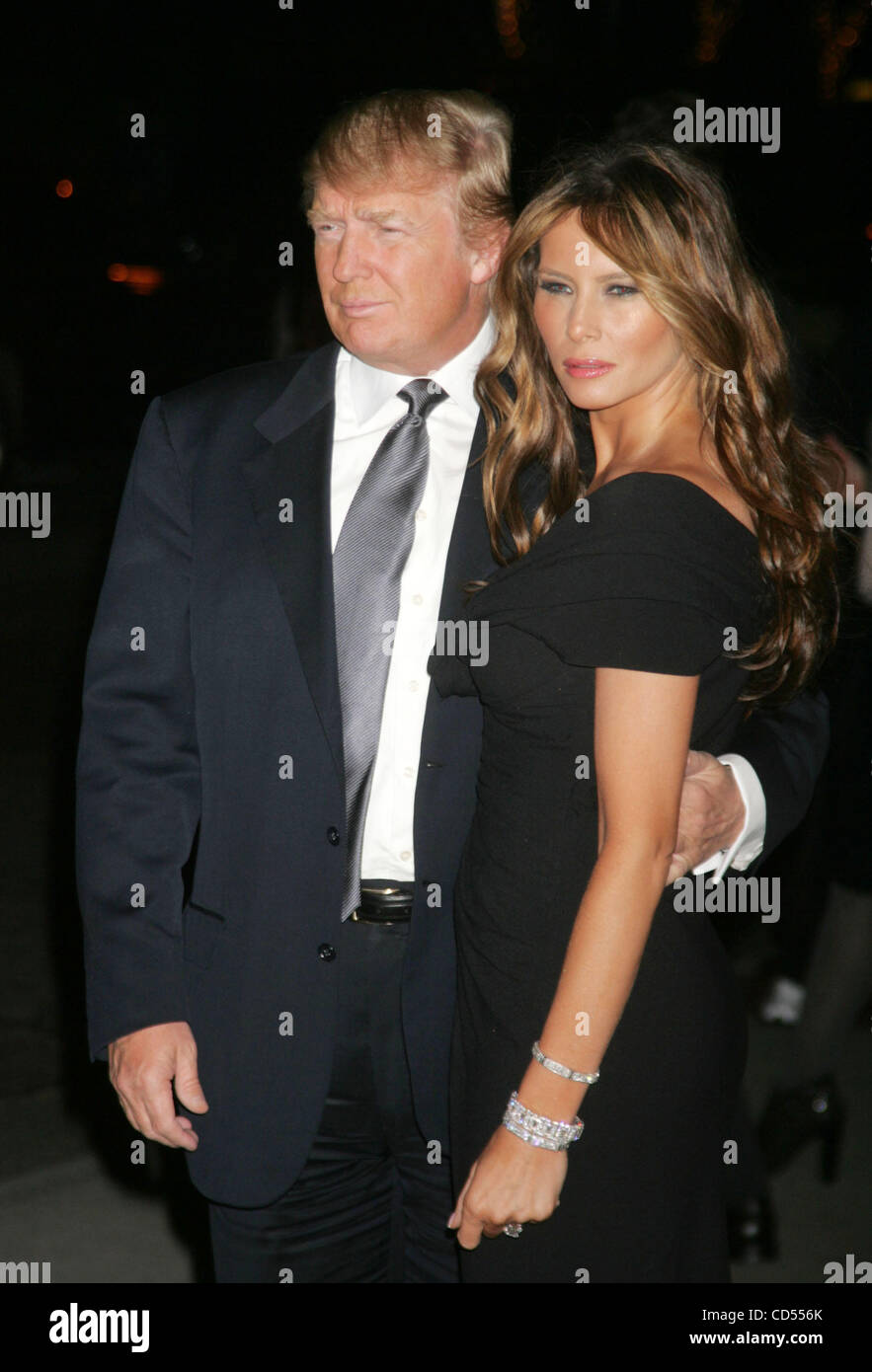 10. November 2008 profitieren - New York, NY, USA - Unternehmer DONALD TRUMP und seine Frau MELANIA KNAUSS TRUMP in der Ankunftshalle für das MoMA (Museum of Modern Art) Gala Ehren Regisseur Baz Luhrmann.  (Bild Kredit: ZUMApress.com) Stockfoto