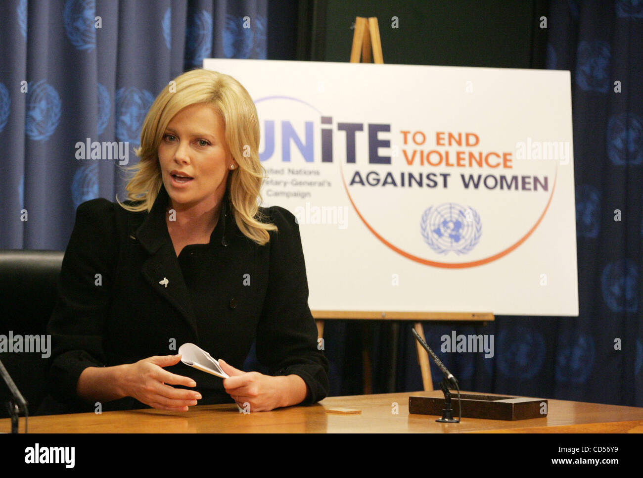 17. November 2008 - New York, NY, USA - Schauspielerin CHARLIZE THERON wird eingeführt als UN Messenger of Peace "in Raum 226 bei den Vereinten Nationen. Sie wird die Kampagne "UNite zur Beendigung der Gewalt gegen Frauen" beitreten, die darauf abzielt, Verhütung und Bekämpfung von Gewalt gegen Frauen und Mädchen in allen Teilen der Welt Stockfoto