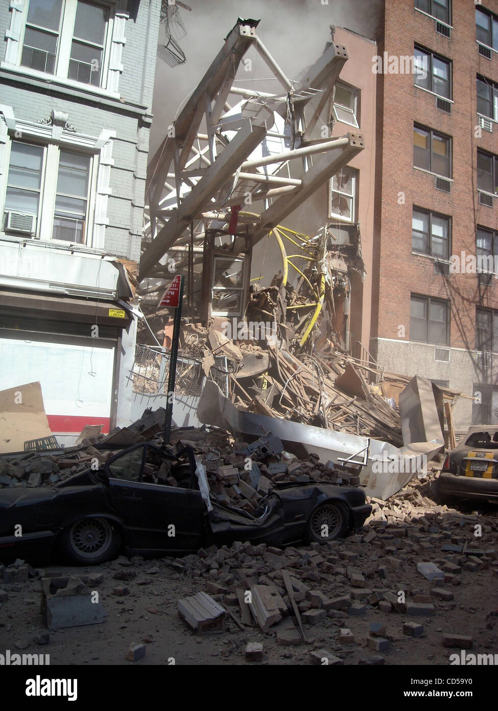 Feuerwehrleute arbeiten mitten in den Trümmern eines Gebäudes nach ein Kran 15. März 2008 in New York City zusammengebrochen. ein Baukran fiel auf ein Wohngebäude in Manhattan am Samstag mehrere Menschen und verletzte, sagte New York City Polizei. Stockfoto