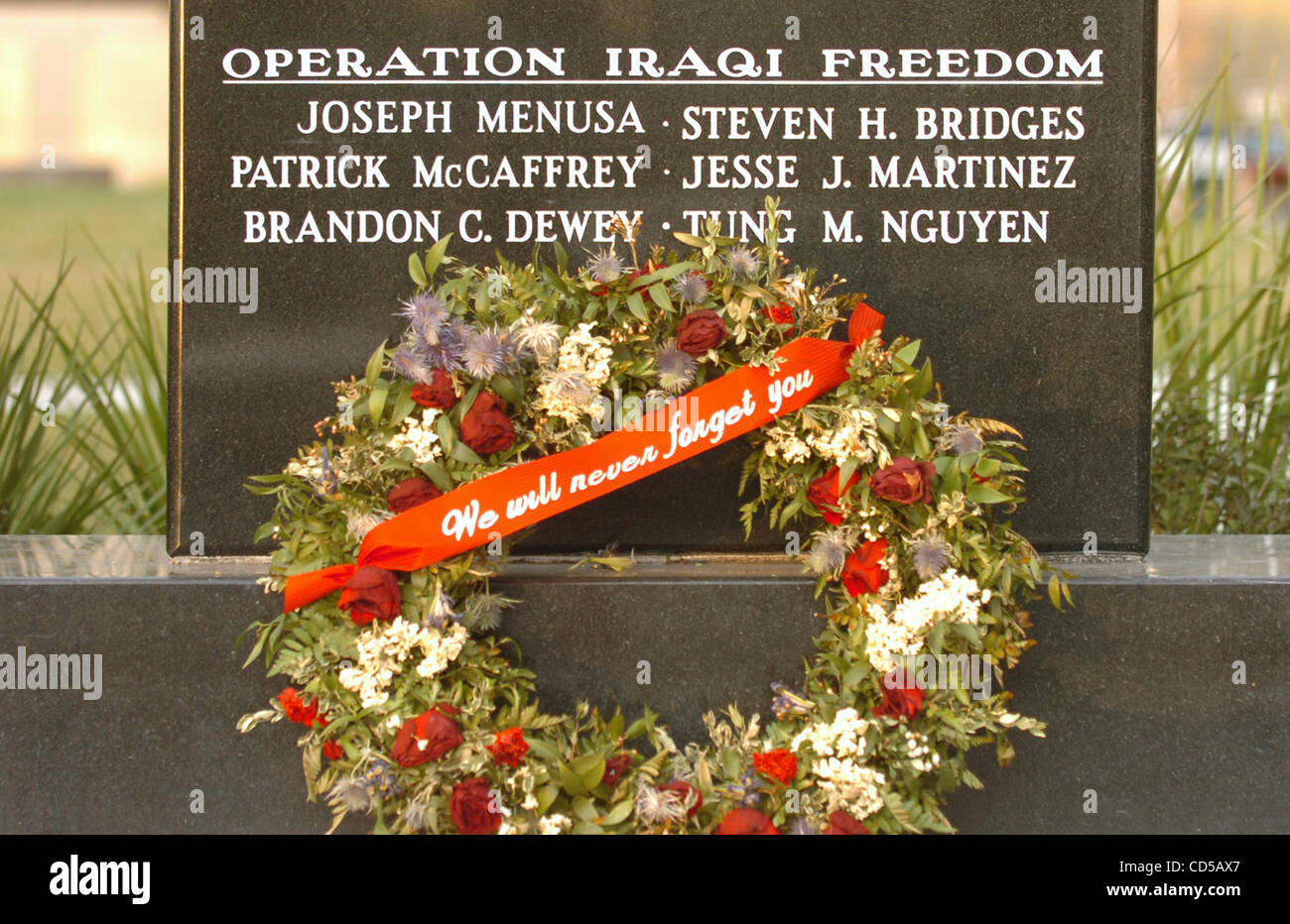 Die Namen von Tracy Eingeborenen verloren, Operation Iraqi Freedom sind sichtbar auf dem Tracy Kriegerdenkmal im Civic Center Plaza auf Donnerstag, 6. März 2008 in Tracy, Kalifornien Nach einem nationalen Schema wo mehr Opfer aus ländlichen Gebieten als aus Ballungsräumen kommen hat Tracy doppelt so viele s verloren. Stockfoto