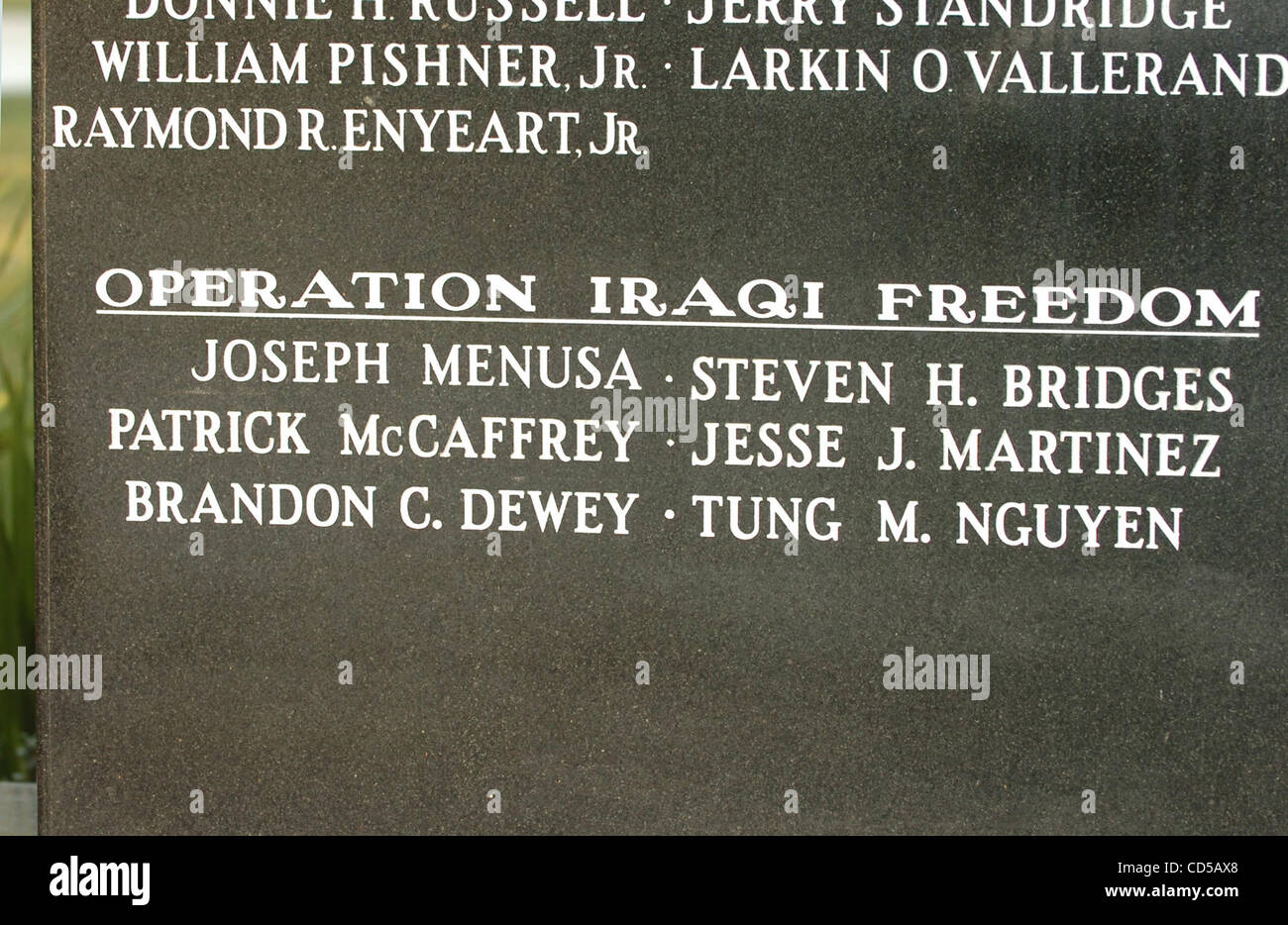 Die Namen von Tracy Eingeborenen verloren, Operation Iraqi Freedom sind sichtbar auf dem Tracy Kriegerdenkmal im Civic Center Plaza auf Donnerstag, 6. März 2008 in Tracy, Kalifornien Nach einem nationalen Schema wo mehr Opfer aus ländlichen Gebieten als aus Ballungsräumen kommen hat Tracy doppelt so viele s verloren. Stockfoto