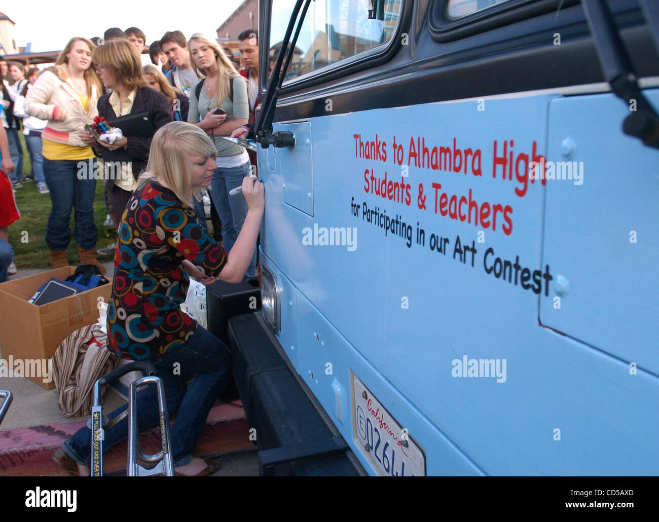 Samantha Huntley unterschreibt den Bus nach dem Aufstehen einer Auszeichnung für ihre preisgekrönte Kunst bei der Enthüllung des Kunst-Bus an der Alhambra High Dienstag, 4. März 2008 in Martinez, Kalifornien  Einige Kunststudenten eingereicht, ihre Kunst und die CAD-Schülerinnen und Schüler Zeichnungen unter Einbeziehung der Kunst auf die Grafschaft Verbindungsbus Stockfoto