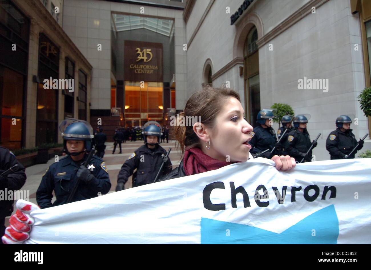 Paula Jenkins war unter den Irak-Kriegs-Demonstranten gezielt Chevron San Francisco Büros am fünften Jahrestag des Irakkrieges 9. März 2008. Ein Dutzend Menschen wurden später verhaftet, zum Blockieren von der Eingängen der Gebäude am 08:30. (Karl Mondon/Contra Costa Times) Stockfoto