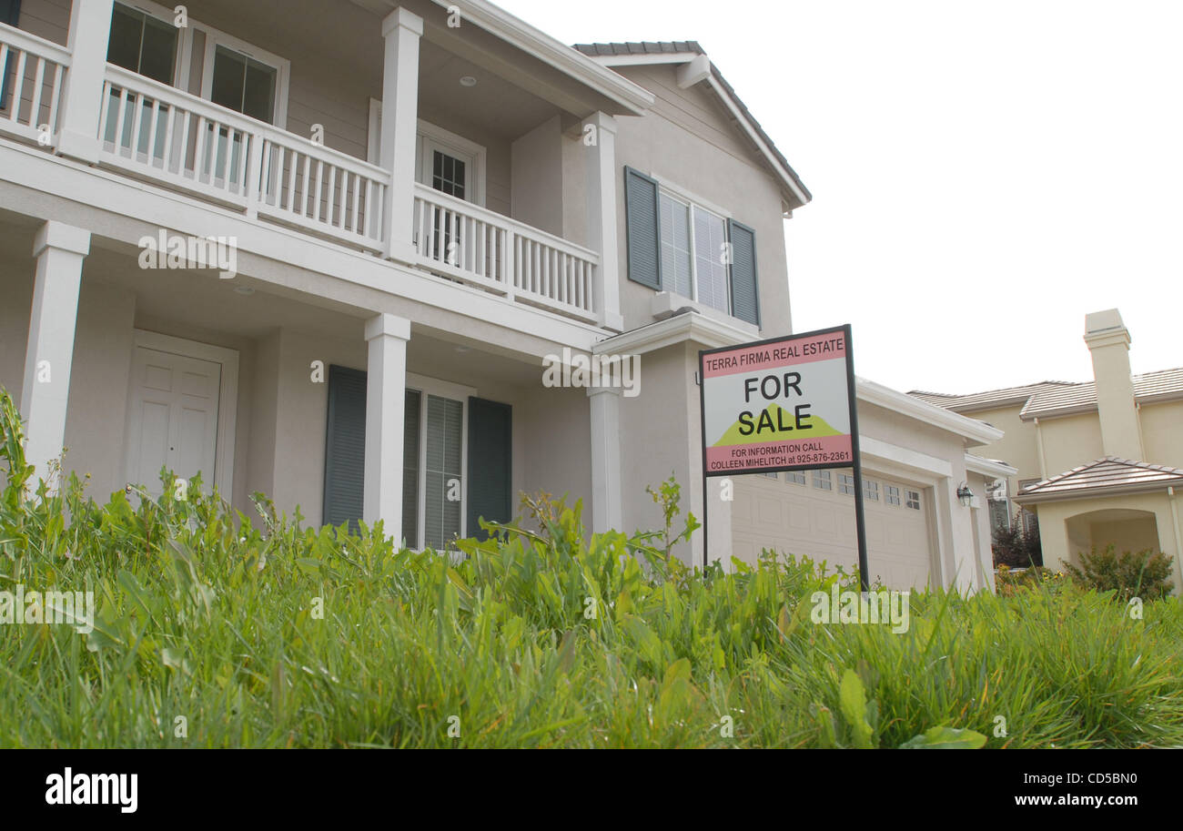 A für Verkauf Zeichen ein Haus im Stadtteil "Rose Garden" von Brentwood, Kalifornien auf Freitag, 4. April 2008. Die Auktion Teil des Zeichens blies aus und auf den nächsten Nachbarn Rasen. (Sherry LaVars / Contra Costa Times) Stockfoto