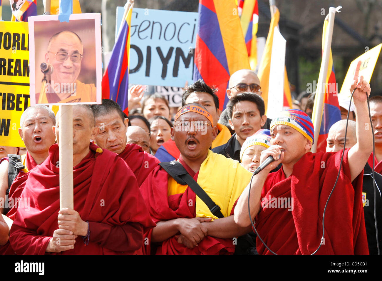 14. April 2008 sammeln - New York, New York, USA - Tibet-Unterstützern Dag Hammarskjöld Plaza in Manhattan zu Ehren und zu trauern Tibeter, die von der chinesischen Regierung im vergangenen Monat in New York City getötet worden sind. Tibeter und ihre Unterstützer der Toten von mock Särge von 140 T tragen geehrt Stockfoto