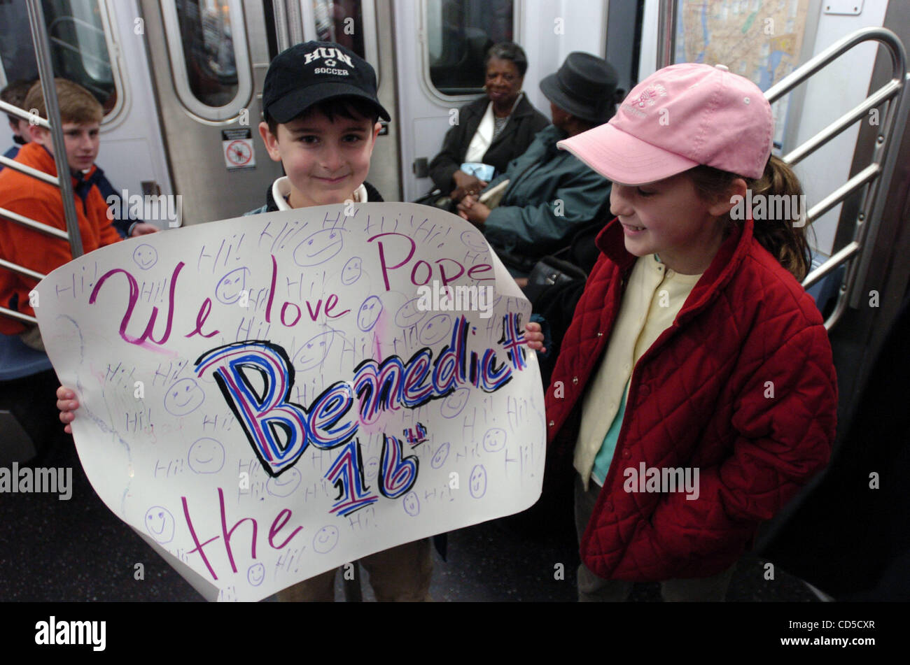Matthew und seine Schwester Maria, des Pennington, NJ halten ein Schild, wie die 4 Zugfahrt, Pope Benedict XVI liefern Masse im Yankee Stadium zu sehen. Stockfoto