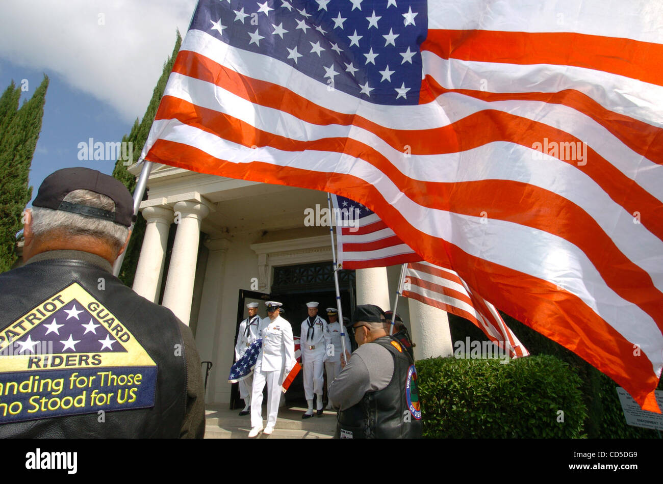 Eine Ehrengarde der United States Navy entfernt den Körper eines unbekannten WWII Soldaten aus dem Mausoleum des Park View Cemetery in Französisch Camp, Kalifornien, auf Mittwoch, 23. April 2008 als Mitglieder der Patriot Guard Fahrer, eine freiwillige Veteranen Gruppe, stehen. Die Reste galten früher als thos Stockfoto