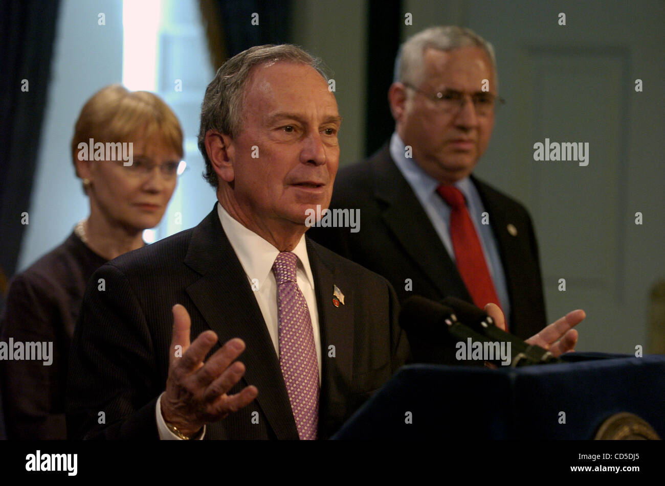 Mayor Michael Bloomberg (C) spricht als DEP Kommissar Emily Lloyd (L) und EPA Administrator Alan Steinberg (R) Blick auf. Bürgermeister Michael Bloomberg, US Environmental Protection Agency (EPA) Administrator Stephen Johnson und New York City Department of Environmental Protection (DEP) Kommissar Emily Stockfoto