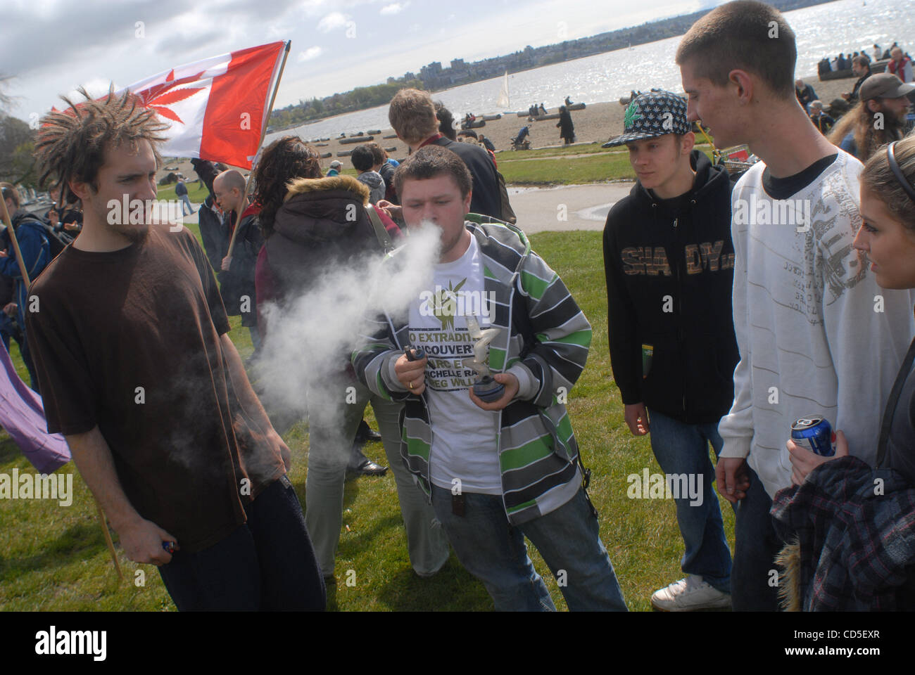 3. Mai 2008 - Vancouver, British Columbia, Kanada - Marijuana March begann mit der Vancouver Art Gallery und zog dann in Englisch Bay Area. Marihuana-Aktivisten und Unterstützer geräuchert und verteilt Marihuana am Strand von English Bay in Vancouver "Rauchzeichen" senden an die Regierungen dieses Topf-Verbot Stockfoto