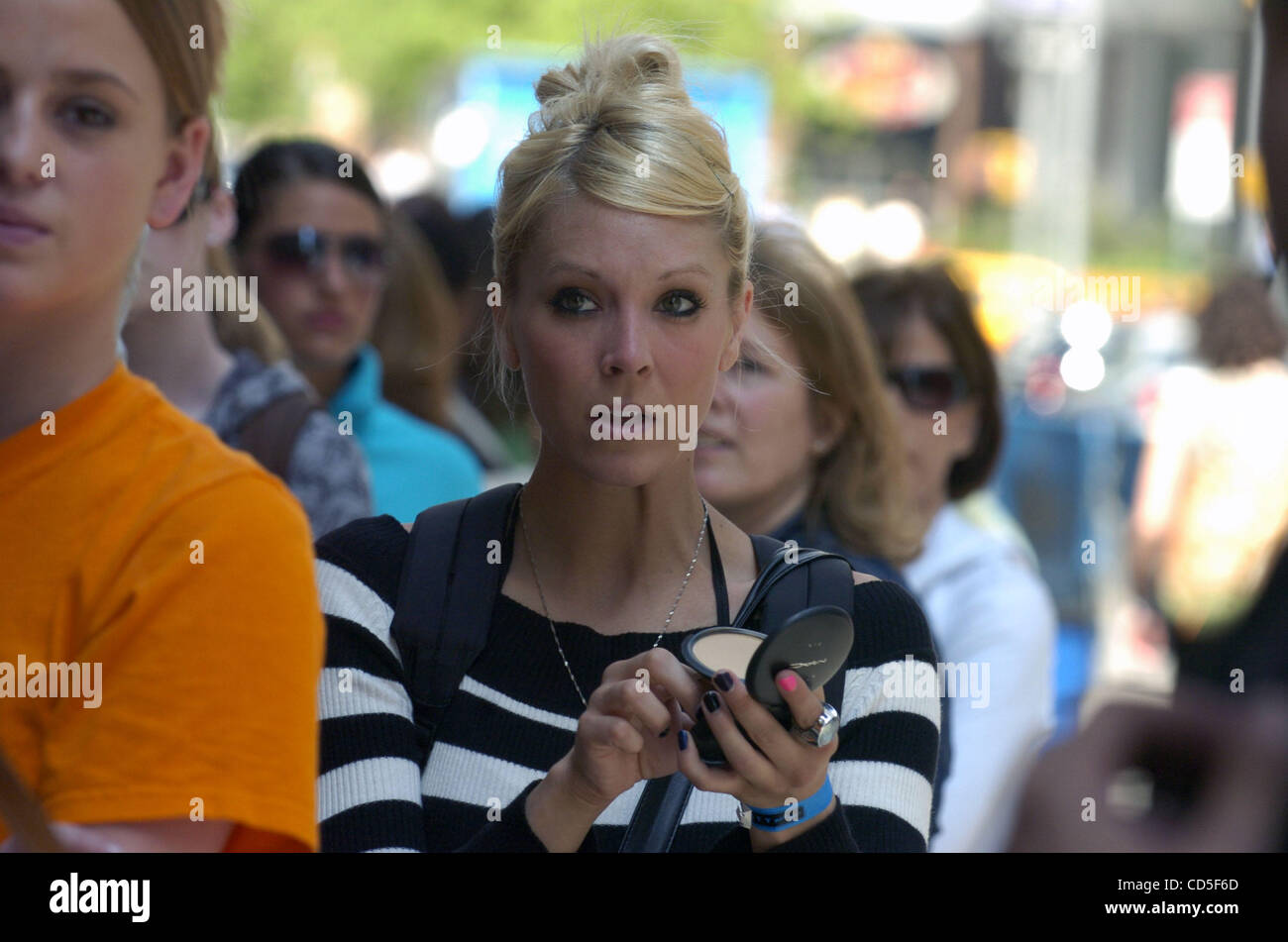 Paige Parkhill, 28, Vancouver gilt einige Last Minute Make-up während der Wartezeit als Frauen Line-up außen Radio City Musical Hall für die Gelegenheit, als ein Rockette in das kommende Christmas Spectacular Vorsprechen. Stockfoto