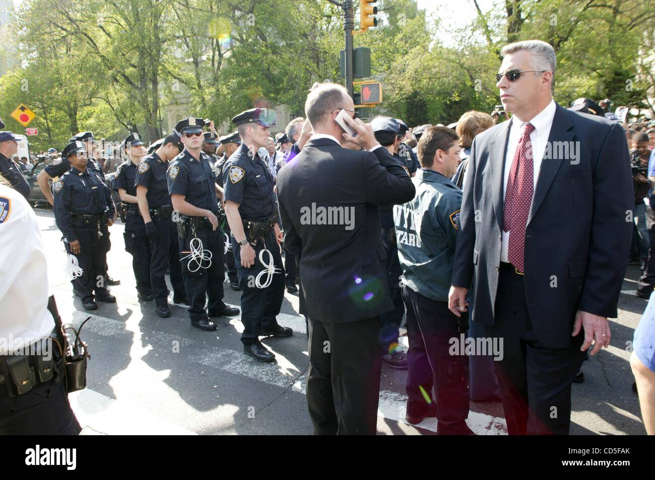 7. Mai 2008 verhaftet - New York, New York, USA - Reverend Al Sharpton und Sean Glocken Verlobten Nicole Paultre Bell zusammen mit 2 Freunde Sean Glocken, die mit ihm die Nacht, die er erschossen wurde und von der Polizei in Queens im Protest an der Brooklyn Bridge.05-07-2008 getötet.  -2008.K58169BCO (Credit Ima Stockfoto