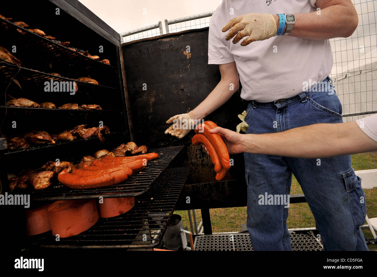 15. Mai 2008 - Memphis, Tennessee, USA - Fleischwurst, Bologna und Huhn sind in ein Raucher an der 31. jährliche Memphis im Mai geladen World Championship Barbecue Kochen Contest, umgangssprachlich bekannt als "The Superbowl of Swine." Mehr als 250 Grill Mannschaften aus 20 Staaten und vier Länder haben dies Stockfoto