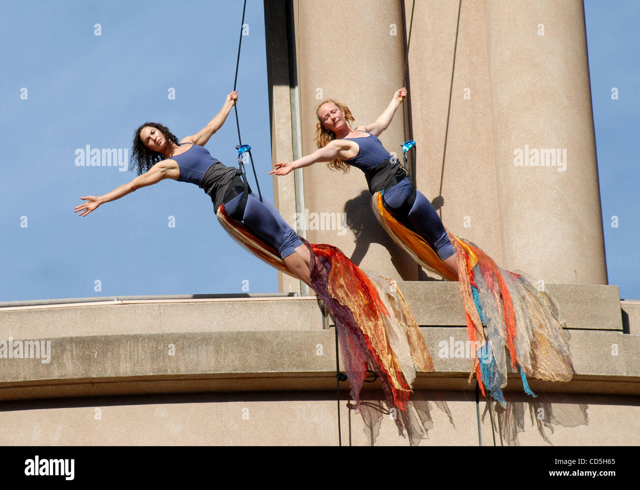 12. Juli 2008 - Vancouver, British Columbia, Kanada - Künstler von der Tanzgruppe AERIOSA auftreten außerhalb der siebenstöckigen Bahnhofshalle Vancouvers Zentralbibliothek im Rahmen der 2008 Dancing On The Edge Festival in Vancouver. (Kredit-Bild: © Sergej Bachlakov/ZUMApress.com) Stockfoto