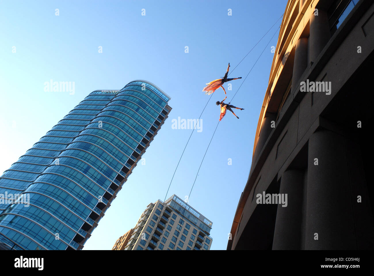 12. Juli 2008 - Vancouver, British Columbia, Kanada - Künstler von der Tanzgruppe AERIOSA auftreten außerhalb der siebenstöckigen Bahnhofshalle Vancouvers Zentralbibliothek im Rahmen der 2008 Dancing On The Edge Festival in Vancouver. (Kredit-Bild: © Sergej Bachlakov/ZUMApress.com) Stockfoto