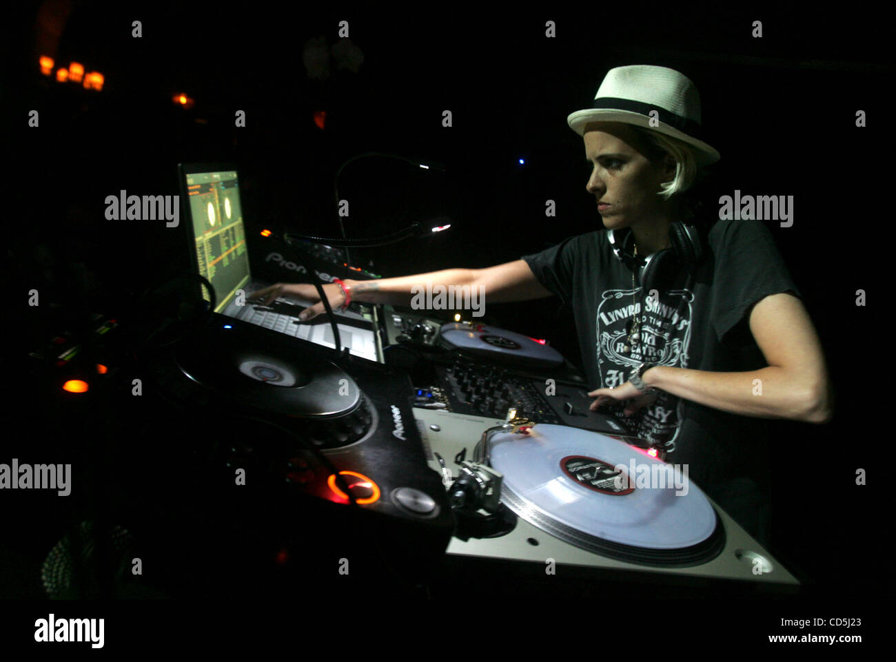 24. Juni 2008, spielt Promi DJ Samantha Ronson The Estate auf der Boylston Street in Boston, Massachusetts. Stockfoto