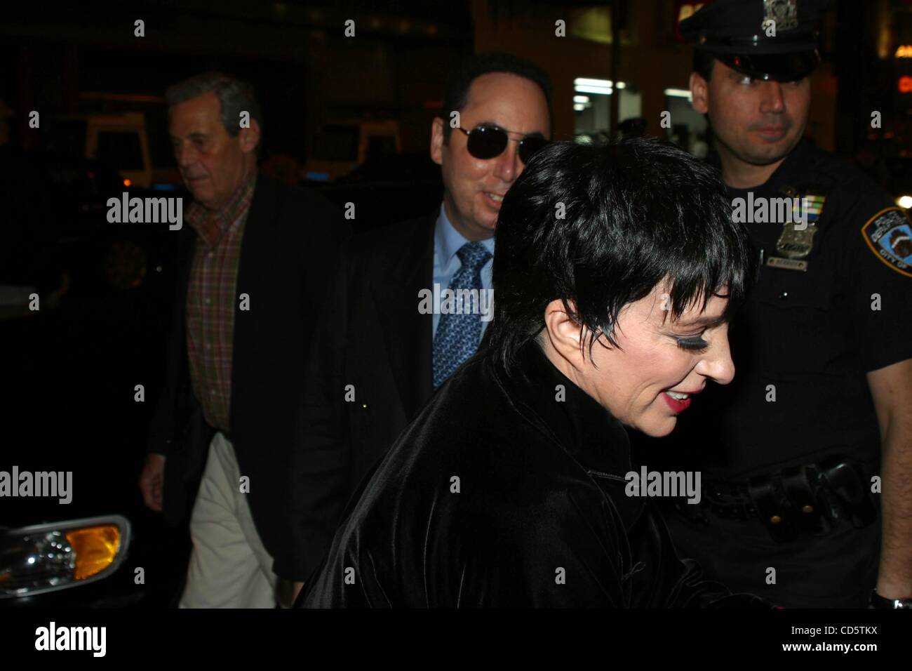 2. Mai 2003 - New York, New York, USA - LIZA MINNELLI und DAVID GEST. NACH einer Aufführung von neun das MUSICAL in EUGENE O'NEILL THEATRE IN New York City 02.05.2003.  / 2003 K30403RM (Kredit-Bild: © Rick Mackler/Globe Photos/ZUMAPRESS.com) Stockfoto