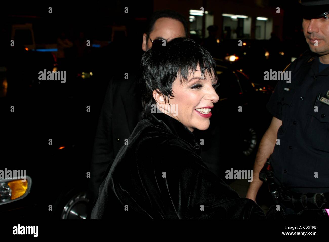 2. Mai 2003 - New York, New York, USA - LIZA MINNELLI und DAVID GEST. NACH einer Aufführung von neun das MUSICAL in EUGENE O'NEILL THEATRE IN New York City 02.05.2003.  / 2003 K30403RM (Kredit-Bild: © Rick Mackler/Globe Photos/ZUMAPRESS.com) Stockfoto