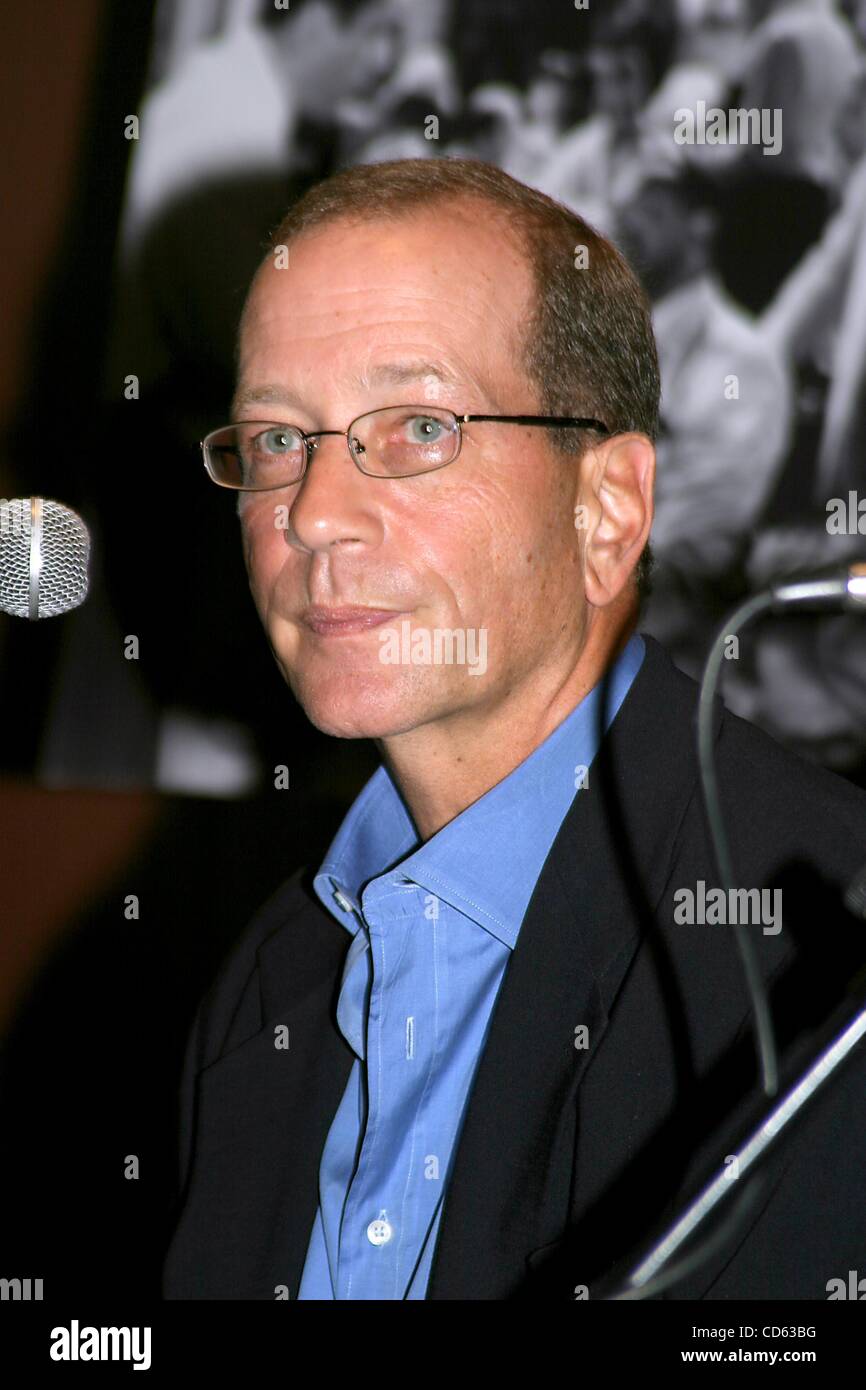 11. August 2003 - New York, New York, USA - K32249RM.60TH Jubiläum von CASABLANCA mit einem GALA TRIBUTE-SCREENING in der ALICE TULLY HALL im LINCOLN CENTER, NEW YORK New York.08/11/2003.  / 2003.STEPHEN BOGART (Kredit-Bild: © Rick Mackler/Globe Photos/ZUMAPRESS.com) Stockfoto