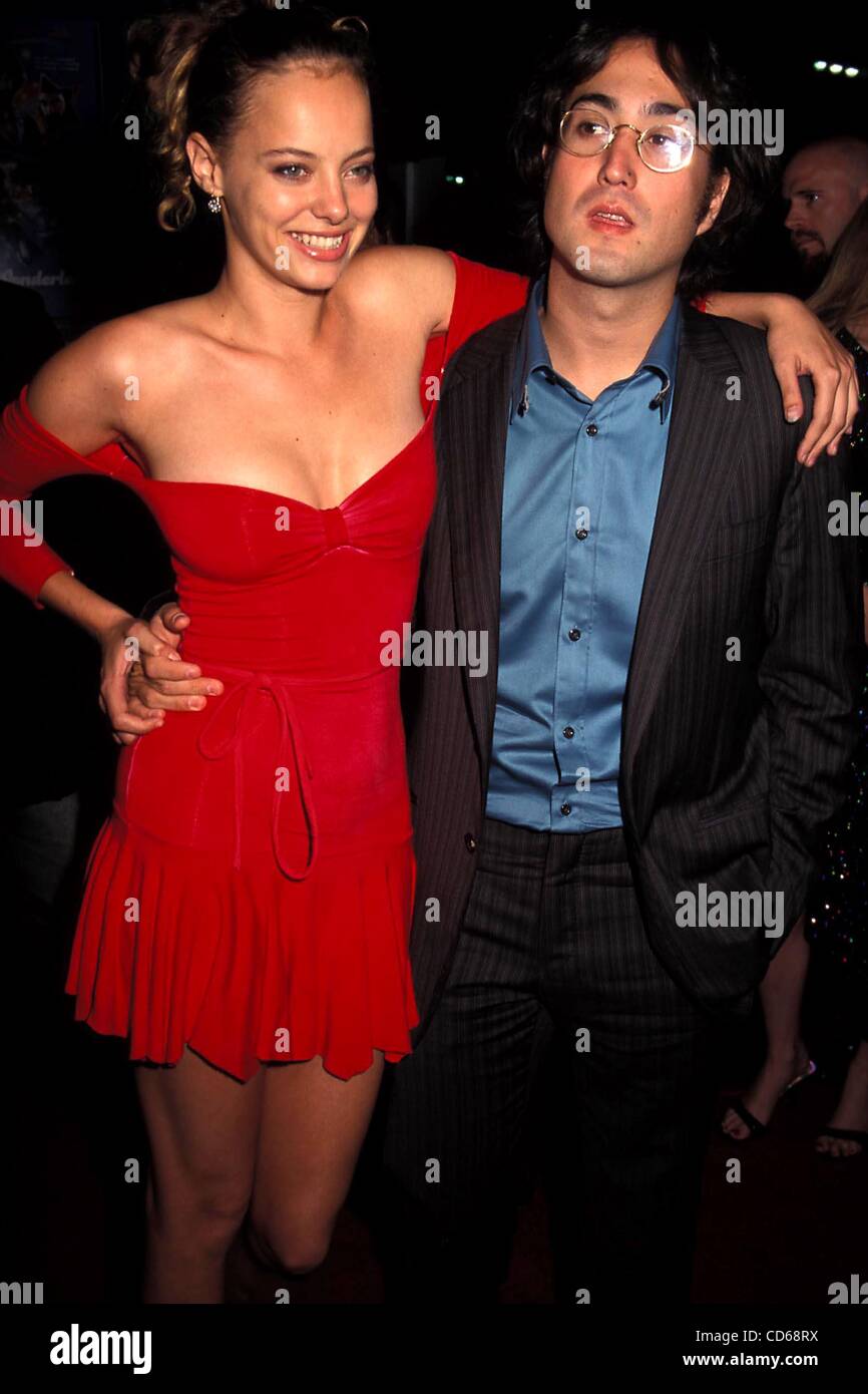 24. September 2003 - Hollywood, Kalifornien, US - I8024PR. WUNDERLAND-PREMIERE AM CHINESE THEATRE, CA.09/24/2003.  / / 2003.SEAN LENNON und BIJOU PHILLIPS (Kredit-Bild: © Phil Roach/Globe Photos/ZUMAPRESS.com) Stockfoto