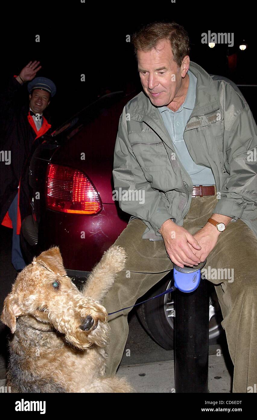 29. Oktober 2003 - New York, New York, US - K33777JKRON. PETER JENNINGS SPAZIERGANG MIT SEINEM HUND '' HARPER''. AUF CENTRAL PARK WEST... NewYork City...   / 2003.10/29/2003 (Kredit-Bild: © John Krondes/Globe Photos/ZUMAPRESS.com) Stockfoto