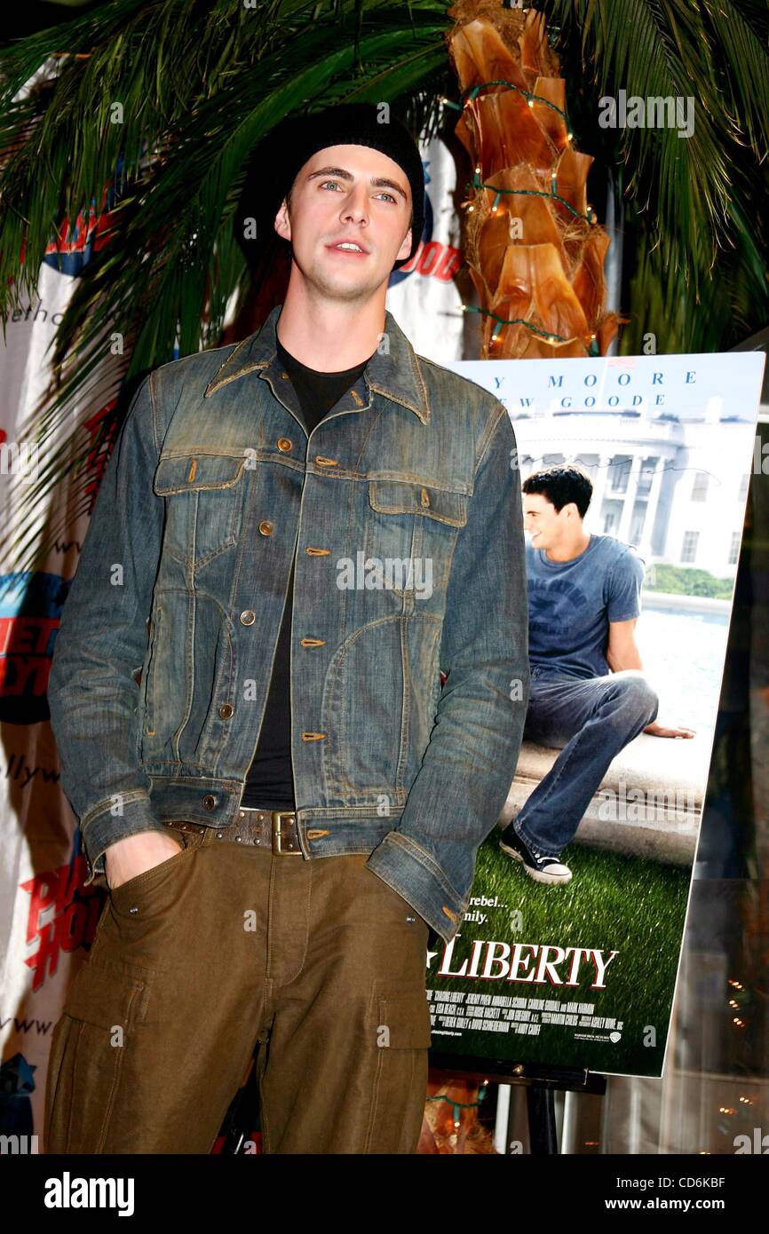 5. Januar 2004 - New York, New York, US - K34770ML. MATTHEW GOODE VON '' CHASING LIBERTY''. IM PLANET HOLLYWOOD FÜR ERINNERUNGSSTÜCKE SPENDE UND SONDERVORSTELLUNG ERSCHEINEN... NewYork City 05.01.2004. (Kredit-Bild: © Mitchell Levy/Globe Photos/ZUMAPRESS.com) Stockfoto
