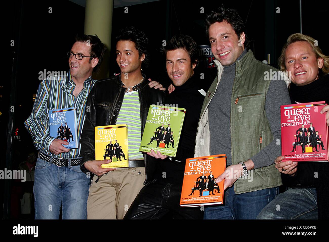 17. Februar 2004 - New York, New York, US - K35652ML. QUEER EYE FÜR DEN GERADEN KERL DARSTELLERN BEI BARNES &AMP; NOBLE, THIER NEUES BUCH ZU FÖRDERN: '' DER FAB 5 GUIDE TO SIEHT BESSER AUS, BESSER KOCHEN, BESSER BESSER VERHALTEN UND LEBEN.''. CHELSEA, NEW YORK New York... 17.02.2004.   / 2004.TED ALLEN, Stockfoto