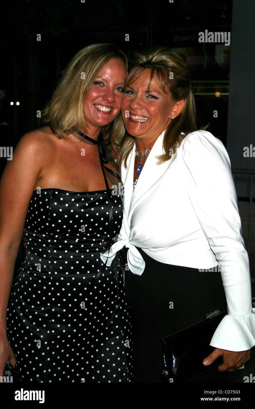 21. Mai 2004 - New York, New York, USA - K37457JBU.31ST ANNUAL DAYTIME EMMY AWARDS (Ankünfte). RADIO HALL in New York Musik 21.05.2004.  / 2004.KIM ZIMMER und RACHEL ZIMMER(Credit Image: © Judie Burstein/Globe Photos/ZUMAPRESS.com) Stockfoto