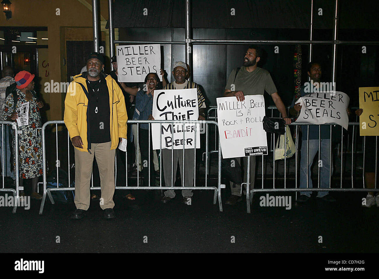 18. September 2004 - New York, New York, USA - K39540RM.50TH Jubiläum Konzert für MILLER Bier an THEW ROSELAND, NEW YORK New York.09/17/2004.  / 2004.PROTESTERS (Kredit-Bild: © Rick Mackler/Globe Photos/ZUMAPRESS.com) Stockfoto