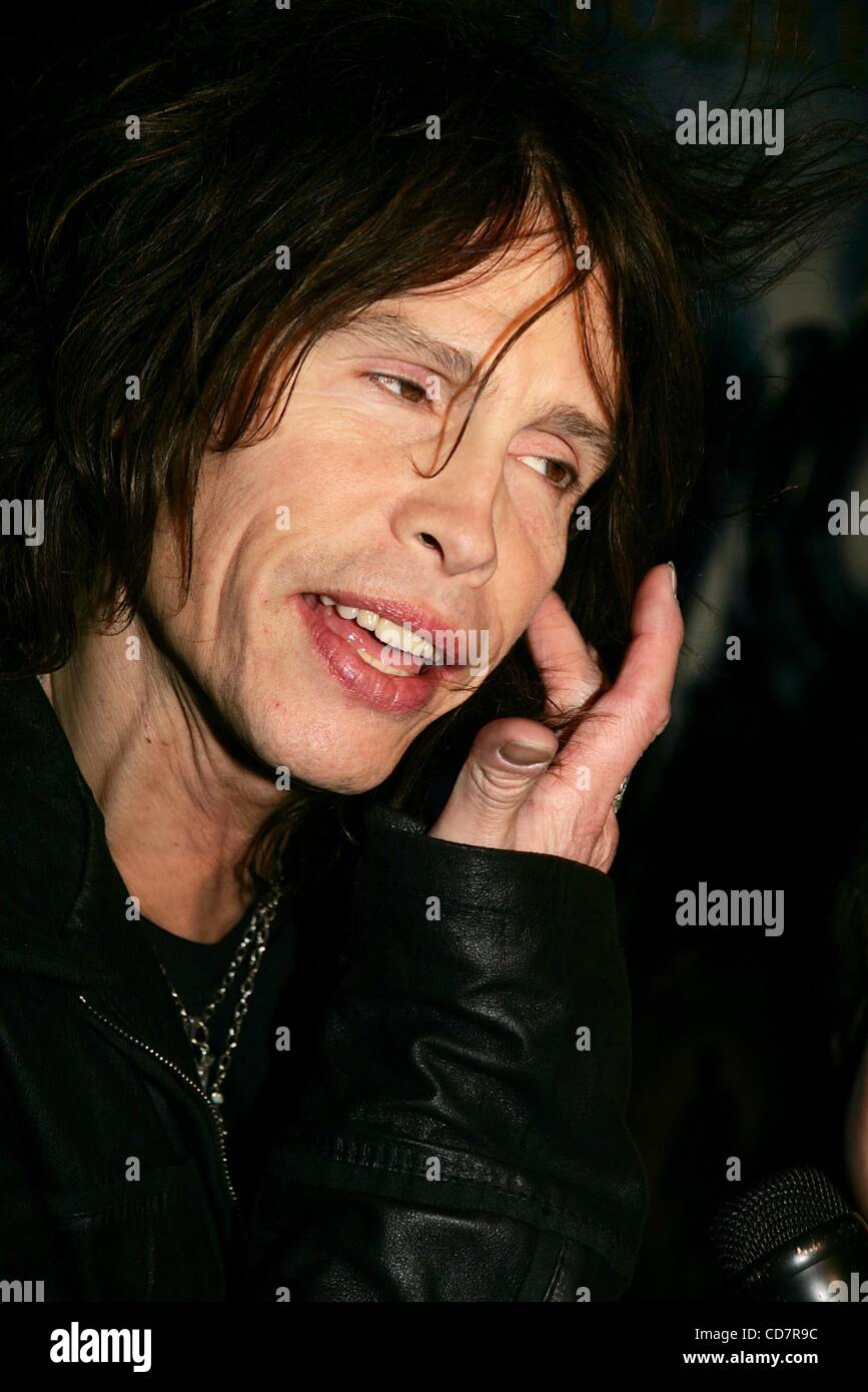 8. November 2004 - New York, New York, US - K39932RM. New York-PREMIERE von "THE POLAR EXPRESS" an der ZIEGFELD THEATER, NEW YORK New York.11/8/2004.  / 2004..STEVEN TYLER (Kredit-Bild: © Rick Mackler/Globe Photos/ZUMAPRESS.com) Stockfoto