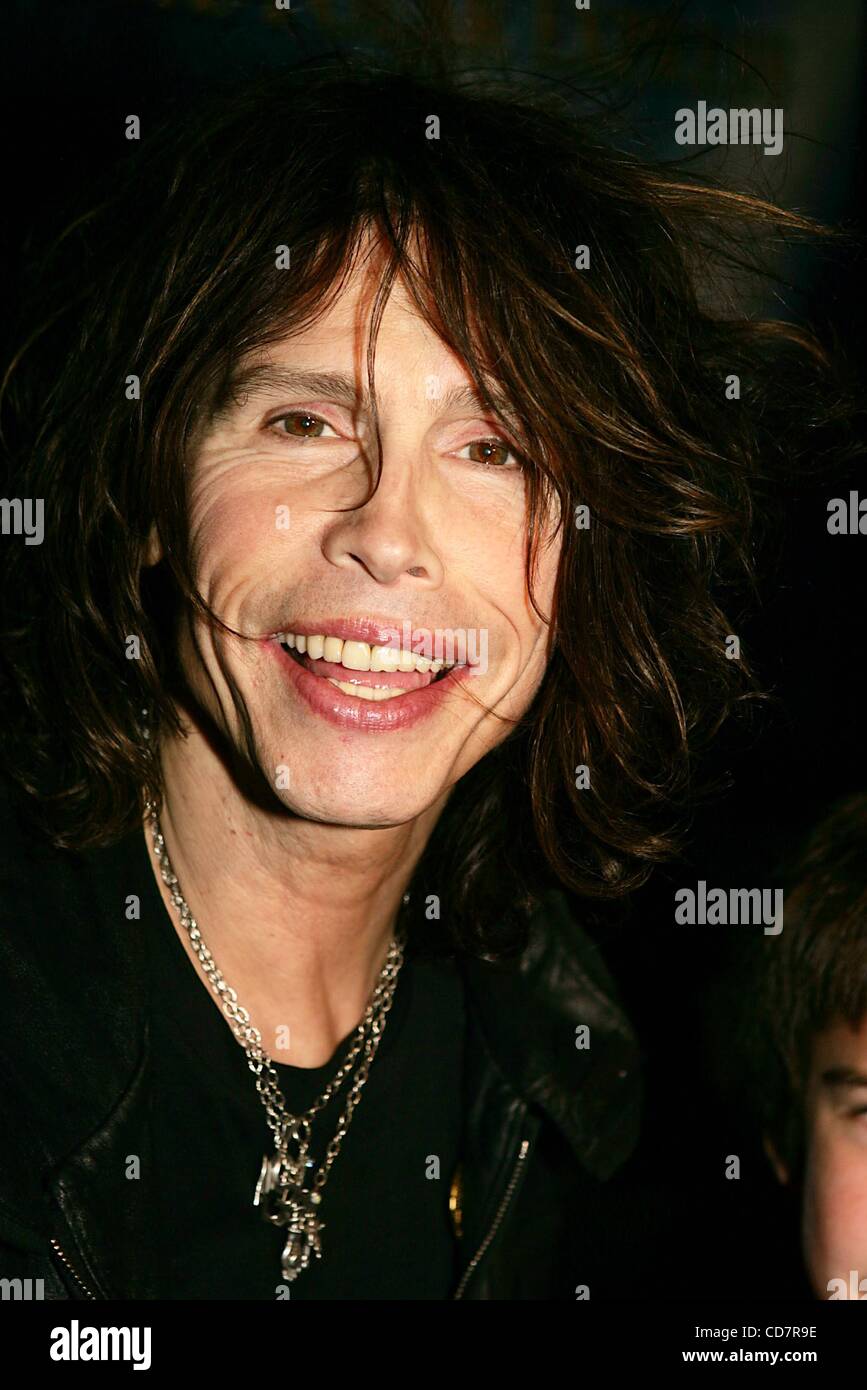8. November 2004 - New York, New York, US - K39932RM. New York-PREMIERE von "THE POLAR EXPRESS" an der ZIEGFELD THEATER, NEW YORK New York.11/8/2004.  / 2004..STEVEN TYLER (Kredit-Bild: © Rick Mackler/Globe Photos/ZUMAPRESS.com) Stockfoto