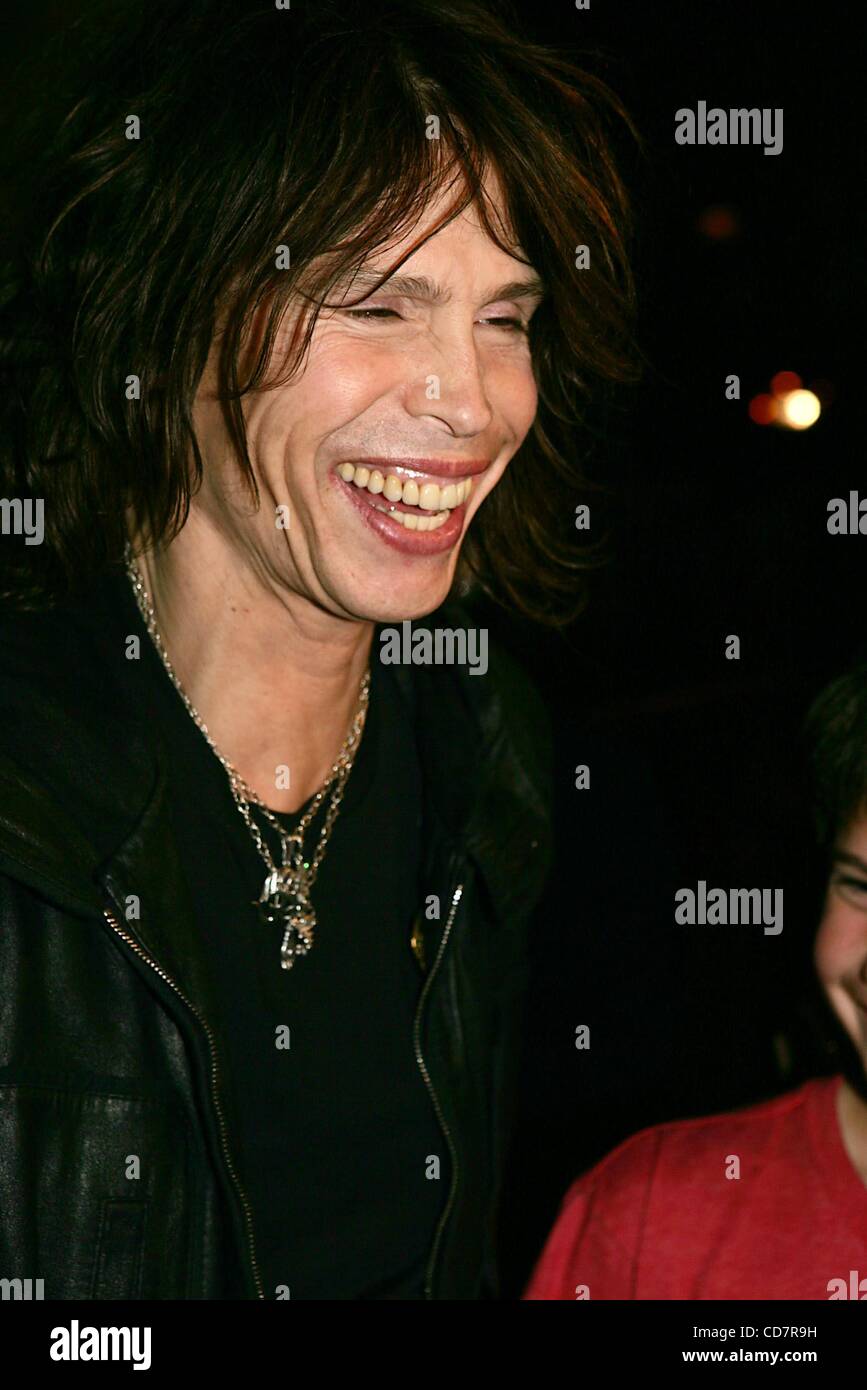 8. November 2004 - New York, New York, US - K39932RM. New York-PREMIERE von "THE POLAR EXPRESS" an der ZIEGFELD THEATER, NEW YORK New York.11/8/2004.  / 2004..STEVEN TYLER (Kredit-Bild: © Rick Mackler/Globe Photos/ZUMAPRESS.com) Stockfoto