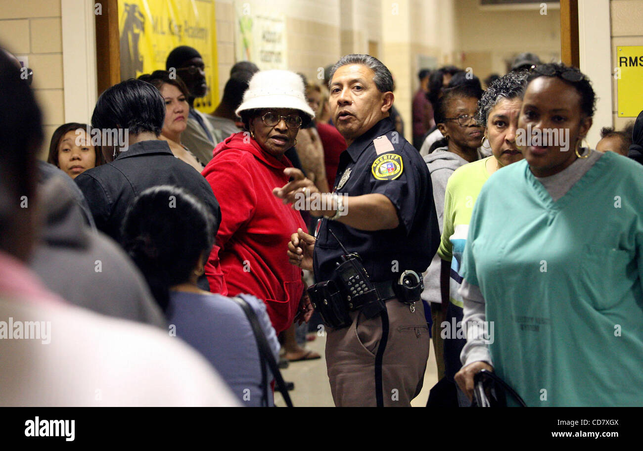 METRO A Sheriff Department leitet den Datenverkehr in den Hallen der MLK-Akademie nach der letzten Wähler in Dienstag Abend durften.  Wähler säumten die Flure auf beiden Seiten kommt man schließlich stimmen, einige frühere 20:00   Tom Reel/Personal 4. März 2008. Stockfoto