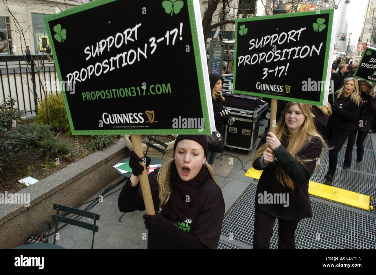 Late-Night Talkshow-Moderator Carson Daly beherbergt eine Kundgebung am Herald Square in Schwung für Satz 3-17, eine nationale Bewegung, die Petitionen Kongress, St. Patricks Day ein offizieller Feiertag in den Vereinigten Staaten zu machen. Stockfoto