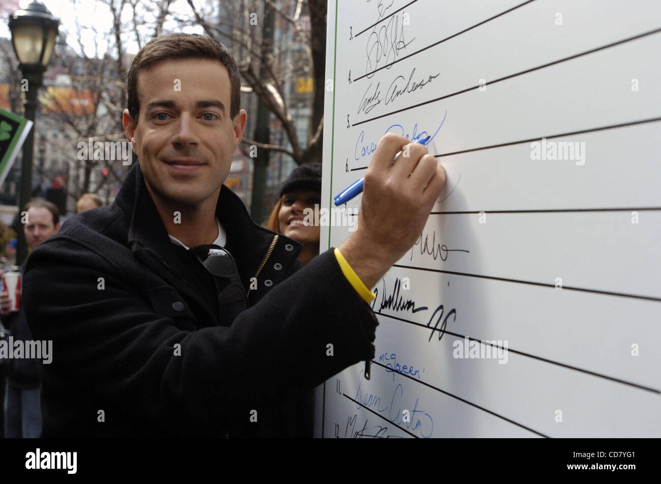 Late-Night Talkshow-Moderator Carson Daly beherbergt eine Kundgebung am Herald Square in Schwung für Satz 3-17, eine nationale Bewegung, die Petitionen Kongress, St. Patricks Day ein offizieller Feiertag in den Vereinigten Staaten zu machen. Stockfoto