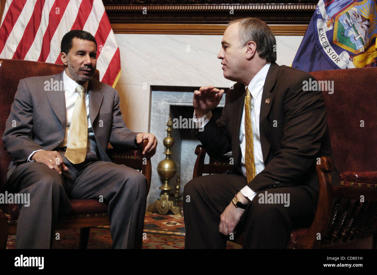 Lt. Gouverneur David Paterson (L) trifft sich mit State Comptroller Thomas DiNapoli (R) in der Lt. Governor-Büro in der Hauptstadt. Stockfoto