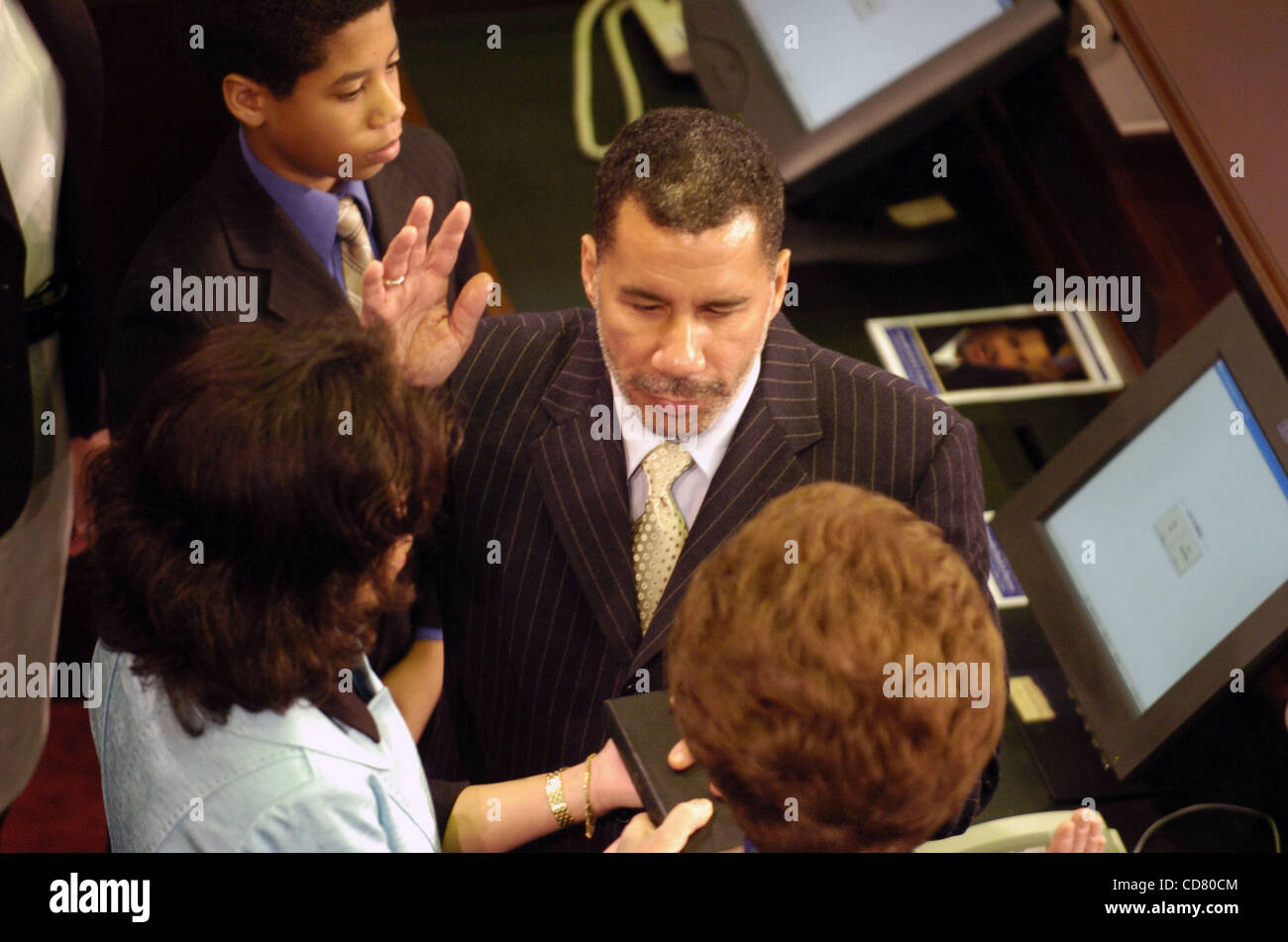David Paterson ist von Richter Judith Kaye als seine Frau, die Michele Paige Paterson blickt auf vereidigt. David A. Paterson ist als New Yorker 55. Gouverneur in einer Einweihung im Plenarsaal der Landeshauptstadt vereidigt. Stockfoto