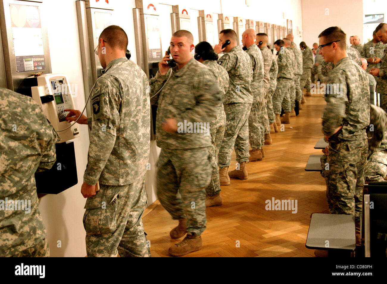 18. März 2008 - tanken Leipzig, Deutschland - während einer einstündigen Halt am Int ' l Flughafen Leipzig, Deutschland, Truppen der 4. Brigade Combat Team, 506. Infanterieregiment, nehmen Sie die kurze Pause Ehegatten zu Beginn ihres Einsatzes von fünfzehn Monaten nach Afghanistan für Operation Enduring F Anrufe nach Hause zu Stockfoto