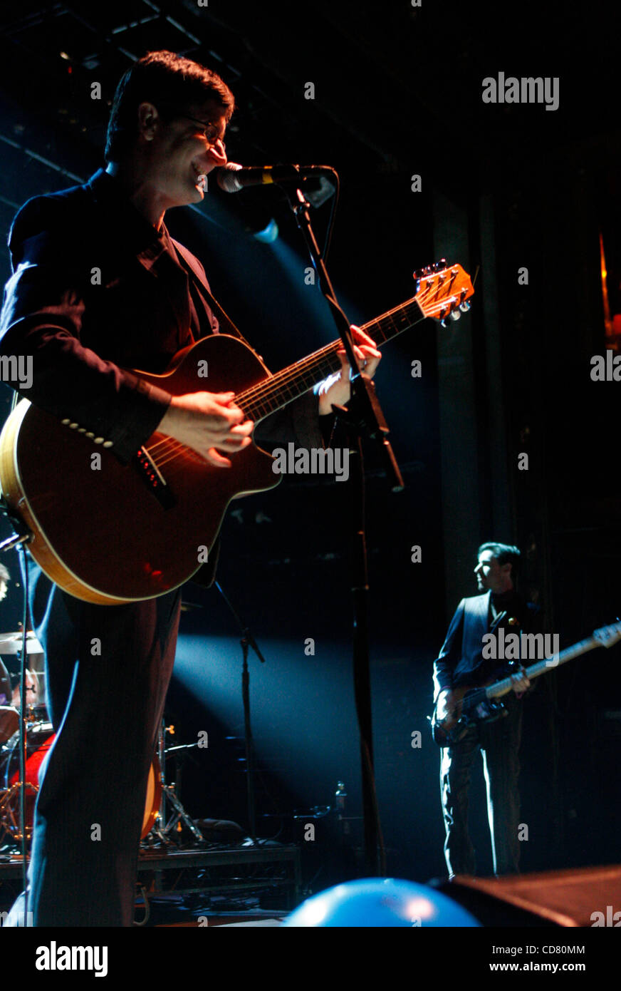 Die Bergziegen erklingt in Webster Hall am März 18,2008.  John Darnielle - Lead-Sänger, Gitarre - Vordergrund Peter Hughes - Bass Jon Wurster - Schlagzeug Stockfoto