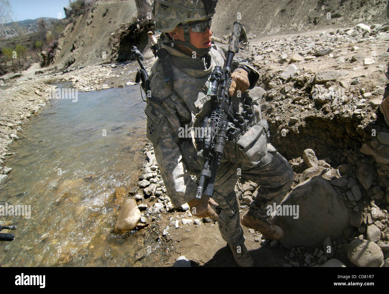 31. März 2008 - Paktya Provinz, Afghanistan - A Soldat mit C Company, 1-61-Kavallerie, 4th Brigade Combat Team, 101st Airborne Division, auf eine gemeinsame uns / afghanische patrol in einem dünn besiedelten Tal im Osten Afghanistans. (Kredit-Bild: © Paul Avallone/ZUMA Press) Stockfoto