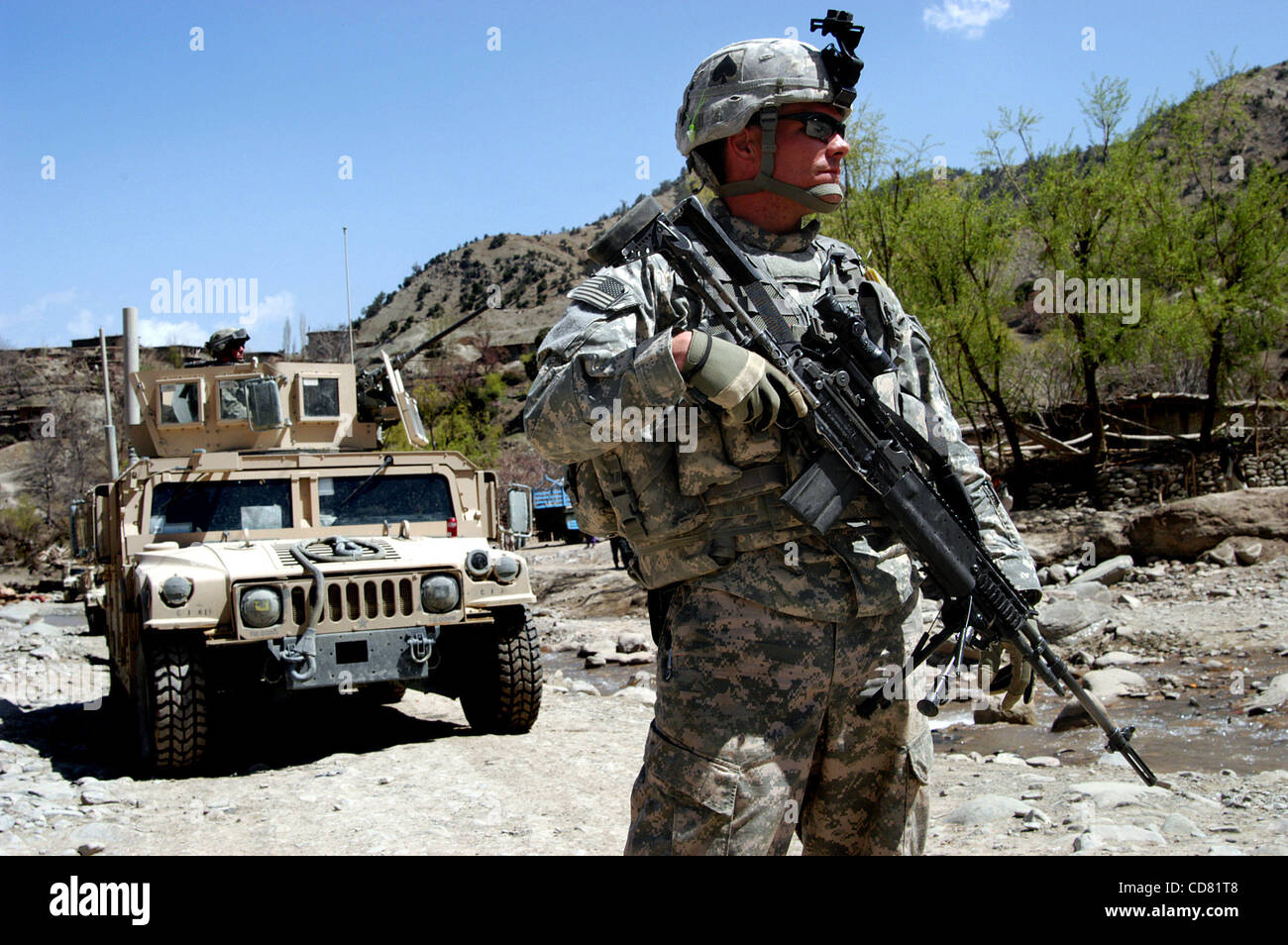 1. April 2008 - trägt Suri Kheyl, Paktya Provinz, Afghanistan - patrouillieren in einem dünn besiedelten Tal in Paktya Provinz, Ostafghanistan, PFC "Kettensäge" Slawson, ein Scharfschütze für C Company, 1-61 Kavallerie, 4th Brigade Combat Team, 101st Airborne Division, als sein Zug benannten Schütze, ein m-1 Stockfoto