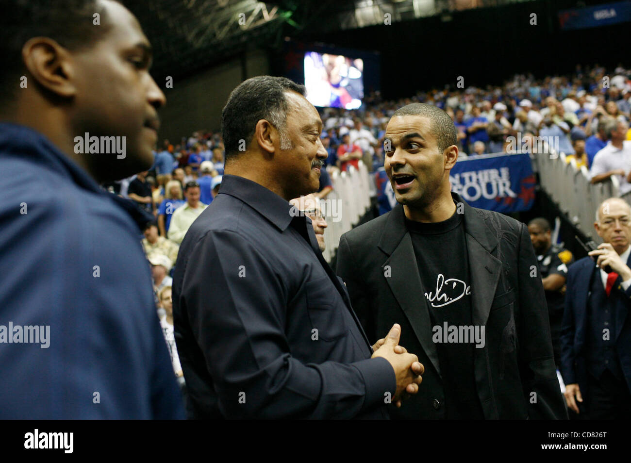 7. April 2008 - links San Antonio, Texas, USA - Spurs-Spieler TONY PARKER, Recht, spricht mit Reverend JESSE JACKSON, bevor Memphis und Kansas um der NCAA Division I-Herren-Basketball-Meisterschaft an der Alamodome in San Antonio spielen. Stockfoto