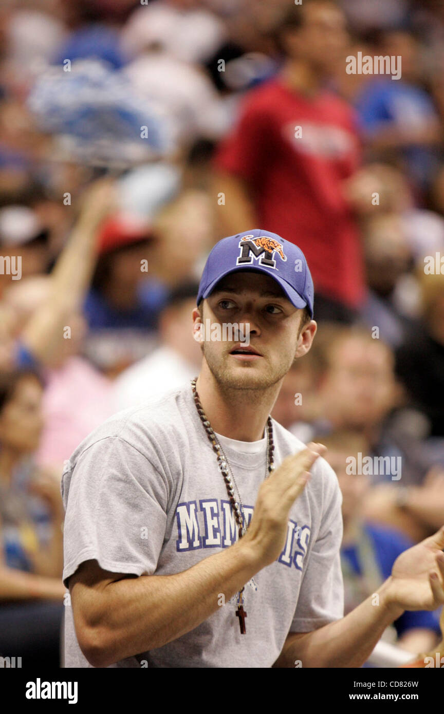 7. April 2008 Jubel - San Antonio, Texas, USA - JUSTIN TIMBERLAKE für Memphis, wie sie bereit, auf Kansas in der NCAA Division I-Herren-Basketball-Meisterschaft Spiel an der Alamodome in San Antonio. Stockfoto